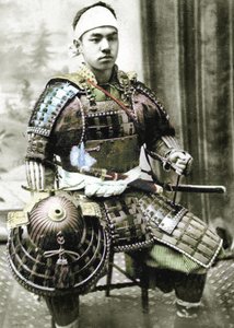 Samurai do Antigo Japão armado com armadura completa, c.1880 (foto colorida de albumina)